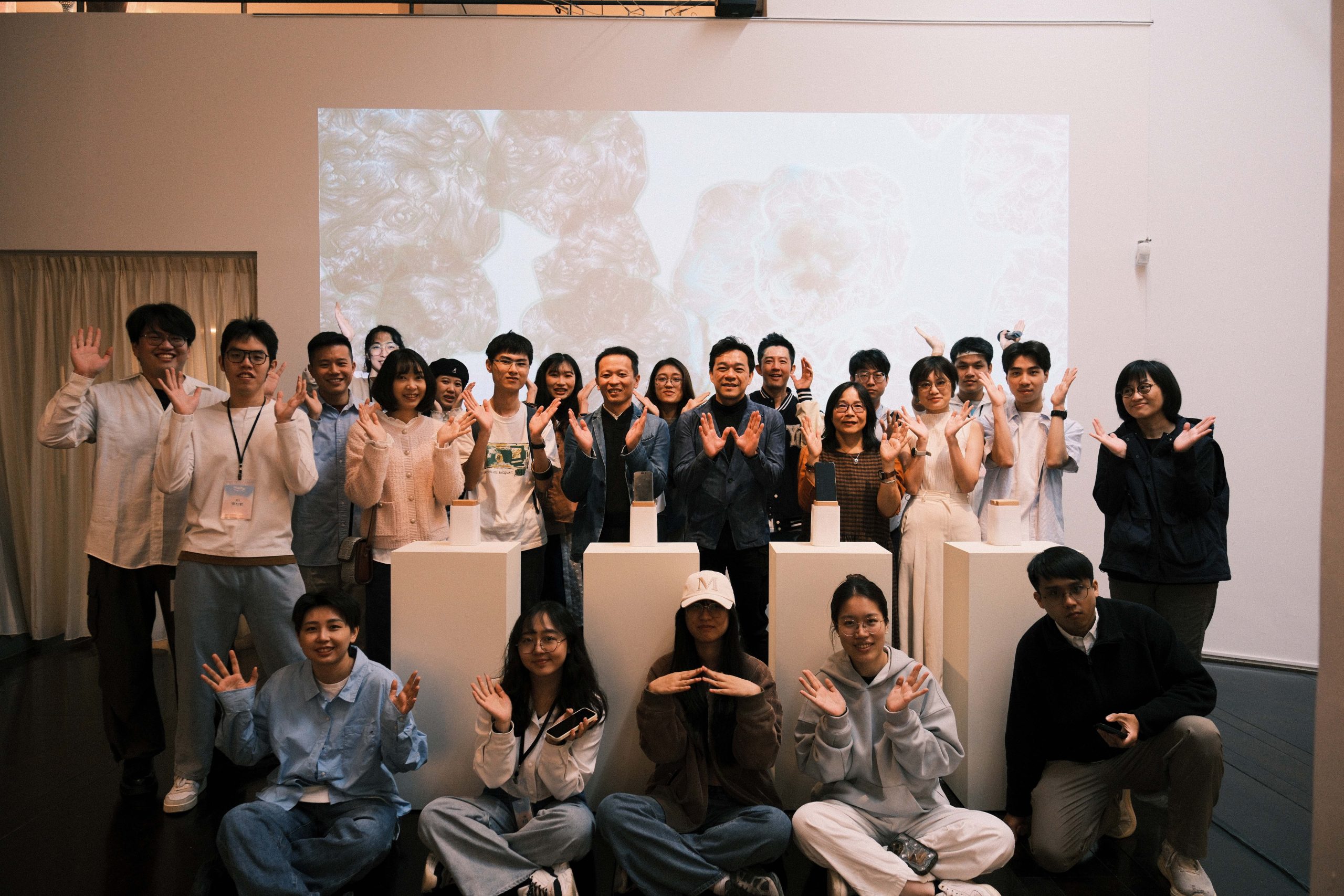 應藝所參展師生合照2 - 報新聞 Mega News %E6%87%89%E8%97%9D%E6%89%80%E5%8F%83%E5%B1%95%E5%B8%AB%E7%94%9F%E5%90%88%E7%85%A7%EF%BC%92 scaled 1