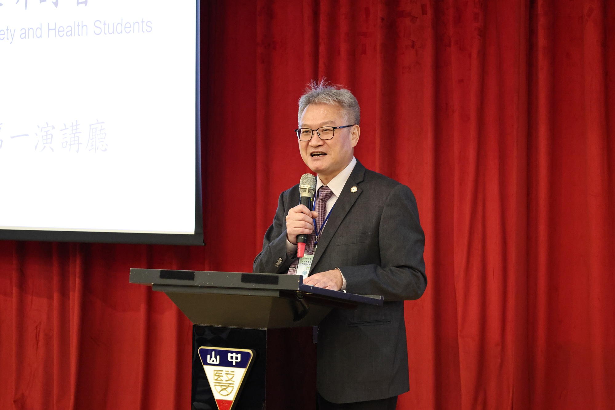 04 %E4%B8%AD%E5%B1%B1%E9%86%AB%E5%A4%A7%E6%A0%A1%E9%95%B7%E9%BB%83%E5%BB%BA%E5%AF%A7%E6%96%BC%E9%96%8B%E5%B9%95%E5%BC%8F%E8%87%B4%E8%A9%9E%E5%BC%B7%E8%AA%BF%E8%81%B7%E5%AE%89%E6%95%99%E8%82%B2%E5%9C%A8%E9%AB%98%E9%BD%A1%E5%8C%96%E8%88%87%E6%B0%B8%E7%BA%8C%E9%9C%80%E6%B1%82%E4%B8%8B%E7%9A%84%E9%87%8D%E8%A6%81%E6%80%A7