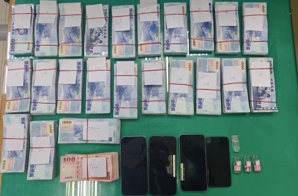 ▲圖說：中市警執行「全國同步打詐、掃黑及肅槍專案」，查扣空氣槍、手槍、各式毒品與不法所得現金等證物 （圖／台中市政府 提供）