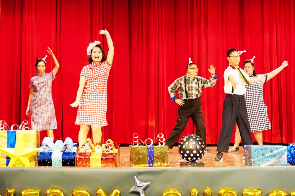 %E6%9C%8D%E5%8B%99%E5%B0%8D%E8%B1%A1%E8%88%87%E6%95%99%E4%BF%9D%E5%93%A1%E6%94%9C%E6%89%8B%E5%85%B1%E8%88%9E%E6%BC%94%E5%87%BA%E9%82%A3%E9%81%93%E5%BD%A9%E8%99%B9%E5%8C%96%E4%BD%9C%E8%88%9E%E5%8F%B0%E4%B8%8A%E6%9C%80%E9%96%83%E8%80%80%E7%9A%84%E5%85%89%E5%BD%A9 %E6%96%B0%E7%AB%B9%E4%BB%81%E6%84%9B%E5%9F%BA%E9%87%91%E6%9C%83%E6%8F%90%E4%BE%9B Fotor