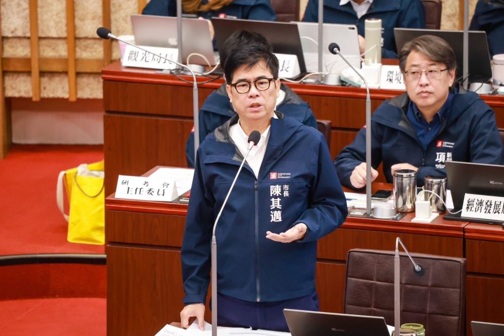 1141203通稿-陳其邁3日答詢回應高雄成立新住民事務委員會共11個局處投入資源與行政工作盼提供多元諮詢與輔導協助新住民朋友適應環境他並強調高雄多元文化的兼容並蓄 - 報新聞 Mega News 1141203%E9%80%9A%E7%A8%BF %E9%99%B3%E5%85%B6%E9%82%813%E6%97%A5%E7%AD%94%E8%A9%A2%E5%9B%9E%E6%87%89%E9%AB%98%E9%9B%84%E6%88%90%E7%AB%8B%E6%96%B0%E4%BD%8F%E6%B0%91%E4%BA%8B%E5%8B%99%E5%A7%94%E5%93%A1%E6%9C%83%E5%85%B111%E5%80%8B%E5%B1%80%E8%99%95%E6%8A%95%E5%85%A5%E8%B3%87%E6%BA%90%E8%88%87%E8%A1%8C%E6%94%BF%E5%B7%A5%E4%BD%9C%E7%9B%BC%E6%8F%90%E4%BE%9B%E5%A4%9A%E5%85%83%E8%AB%AE%E8%A9%A2%E8%88%87%E8%BC%94%E5%B0%8E%E5%8D%94%E5%8A%A9%E6%96%B0%E4%BD%8F%E6%B0%91%E6%9C%8B%E5%8F%8B%E9%81%A9%E6%87%89%E7%92%B0%E5%A2%83%E4%BB%96%E4%B8%A6%E5%BC%B7%E8%AA%BF%E9%AB%98%E9%9B%84%E5%A4%9A%E5%85%83%E6%96%87%E5%8C%96%E7%9A%84%E5%85%BC%E5%AE%B9%E4%B8%A6%E8%93%84 1024x683 1