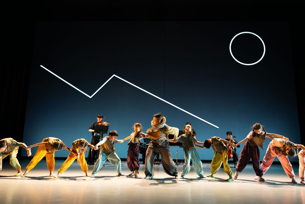 %E4%B8%80%E5%8D%83%E9%9B%B65678%E5%A4%9C%E9%9B%B2%E9%96%80%E5%AE%B6%E5%BA%AD%E9%9F%B3%E6%A8%82%E5%8A%87%E5%A0%B4%E5%8A%87%E7%85%A7 %E6%94%9D%E5%BD%B1%E5%91%A8%E5%98%89%E6%85%A7 04 1024x683 1