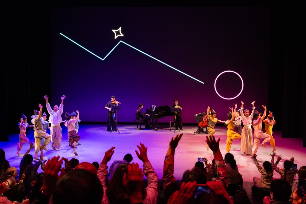 %E4%B8%80%E5%8D%83%E9%9B%B65678%E5%A4%9C%E9%9B%B2%E9%96%80%E5%AE%B6%E5%BA%AD%E9%9F%B3%E6%A8%82%E5%8A%87%E5%A0%B4%E5%8A%87%E7%85%A7 %E6%94%9D%E5%BD%B1%E5%91%A8%E5%98%89%E6%85%A7 09 1024x683 1