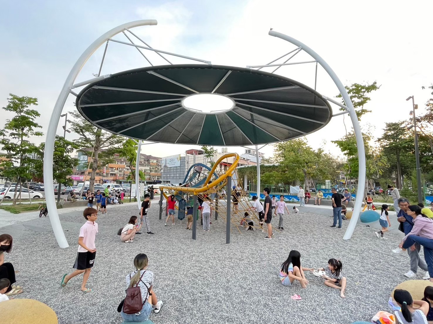 05 %E6%9D%B1%E5%8D%80%E5%8D%81%E5%85%A8%E5%85%AC%E5%9C%92%E8%A8%AD%E7%BD%AE%E5%A4%A7%E9%9D%A2%E7%A9%8D%E9%81%AE%E9%99%BD%E8%A8%AD%E6%96%BD %E6%98%AF%E5%AE%B6%E9%95%B7%E5%8F%8A%E5%AD%A9%E7%AB%A5%E8%88%92%E9%81%A9%E7%8E%A9%E6%A8%82%E7%9A%84%E5%A5%BD%E5%8E%BB%E8%99%95 0