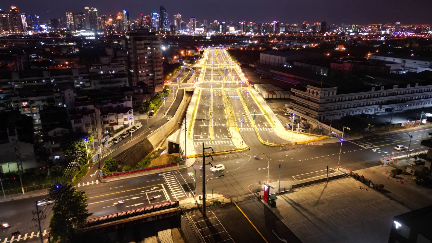 09 %E5%B8%82%E6%94%BF%E8%B7%AF%E5%A4%9C%E9%96%93%E5%9C%A8%E9%87%91%E9%BB%83%E7%87%88%E5%85%89%E7%85%A7%E6%98%A0%E4%B8%8B %E7%8C%B6%E5%A6%82%E9%80%9A%E5%BE%80%E5%B7%A5%E6%A5%AD%E5%8D%80%E7%9A%84 %E9%BB%83%E9%87%91%E5%A4%A7%E9%81%93 0