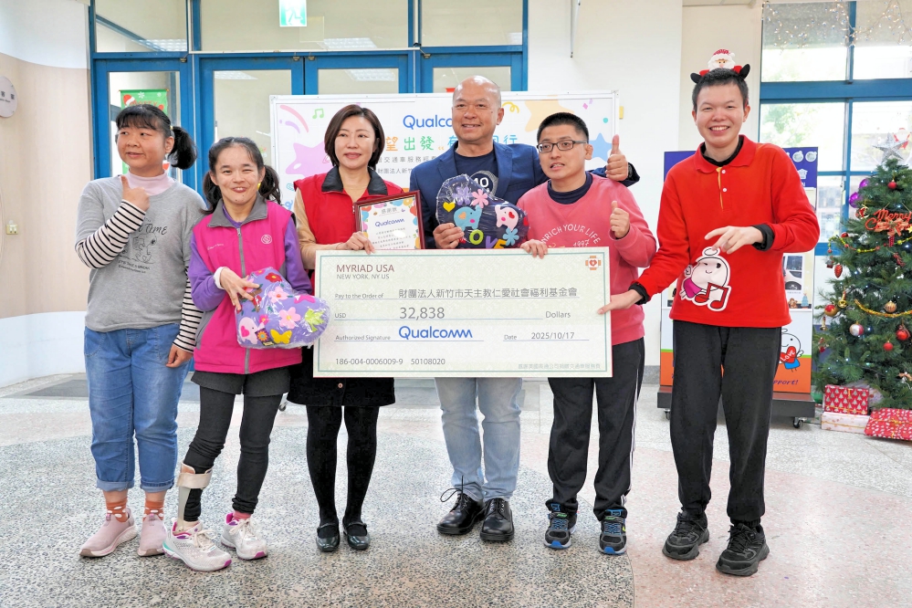 高通副總裁暨台灣東南亞與紐澳區總裁劉思泰右3捐贈美金32838元支票看板由仁愛基金會執行長林湘雅左3仁愛學員代表接受並回贈感謝狀及手作抱枕_新竹仁愛基金會提供_Fotor - 報新聞 Mega News %E9%AB%98%E9%80%9A%E5%89%AF%E7%B8%BD%E8%A3%81%E6%9A%A8%E5%8F%B0%E7%81%A3%E6%9D%B1%E5%8D%97%E4%BA%9E%E8%88%87%E7%B4%90%E6%BE%B3%E5%8D%80%E7%B8%BD%E8%A3%81%E5%8A%89%E6%80%9D%E6%B3%B0%E5%8F%B33%E6%8D%90%E8%B4%88%E7%BE%8E%E9%87%9132838%E5%85%83%E6%94%AF%E7%A5%A8%E7%9C%8B%E6%9D%BF%E7%94%B1%E4%BB%81%E6%84%9B%E5%9F%BA%E9%87%91%E6%9C%83%E5%9F%B7%E8%A1%8C%E9%95%B7%E6%9E%97%E6%B9%98%E9%9B%85%E5%B7%A63%E4%BB%81%E6%84%9B%E5%AD%B8%E5%93%A1%E4%BB%A3%E8%A1%A8%E6%8E%A5%E5%8F%97%E4%B8%A6%E5%9B%9E%E8%B4%88%E6%84%9F%E8%AC%9D%E7%8B%80%E5%8F%8A%E6%89%8B%E4%BD%9C%E6%8A%B1%E6%9E%95 %E6%96%B0%E7%AB%B9%E4%BB%81%E6%84%9B%E5%9F%BA%E9%87%91%E6%9C%83%E6%8F%90%E4%BE%9B Fotor