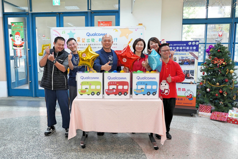 高通劉思泰總裁左3詹曜丞經理左2志工代表右2以及仁愛基金會林湘雅執行長右3和仁愛學員一起完成捐贈交通服務費感恩儀式_新竹仁愛基金會提供_Fotor - 報新聞 Mega News %E9%AB%98%E9%80%9A%E5%8A%89%E6%80%9D%E6%B3%B0%E7%B8%BD%E8%A3%81%E5%B7%A63%E8%A9%B9%E6%9B%9C%E4%B8%9E%E7%B6%93%E7%90%86%E5%B7%A62%E5%BF%97%E5%B7%A5%E4%BB%A3%E8%A1%A8%E5%8F%B32%E4%BB%A5%E5%8F%8A%E4%BB%81%E6%84%9B%E5%9F%BA%E9%87%91%E6%9C%83%E6%9E%97%E6%B9%98%E9%9B%85%E5%9F%B7%E8%A1%8C%E9%95%B7%E5%8F%B33%E5%92%8C%E4%BB%81%E6%84%9B%E5%AD%B8%E5%93%A1%E4%B8%80%E8%B5%B7%E5%AE%8C%E6%88%90%E6%8D%90%E8%B4%88%E4%BA%A4%E9%80%9A%E6%9C%8D%E5%8B%99%E8%B2%BB%E6%84%9F%E6%81%A9%E5%84%80%E5%BC%8F %E6%96%B0%E7%AB%B9%E4%BB%81%E6%84%9B%E5%9F%BA%E9%87%91%E6%9C%83%E6%8F%90%E4%BE%9B Fotor