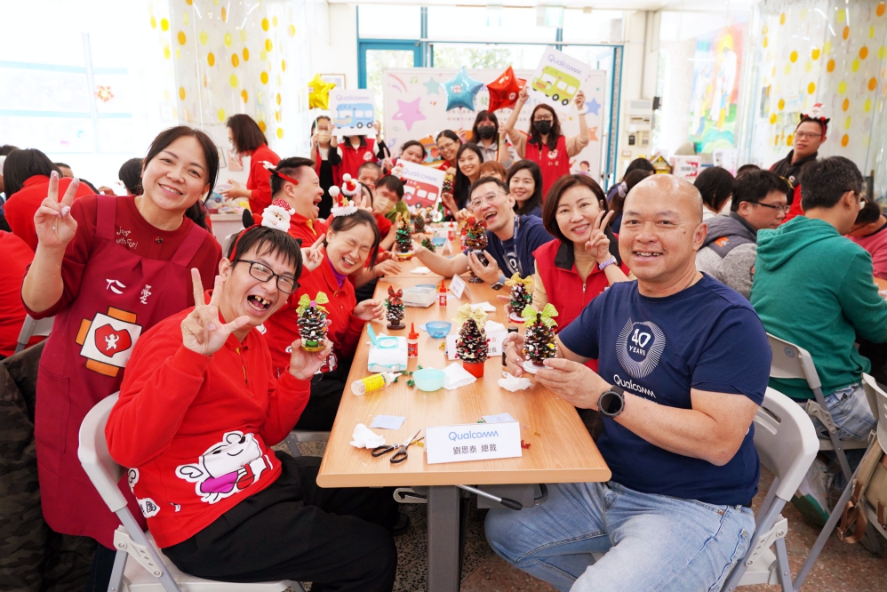 高通劉思泰總裁右1與高通志工陪伴服務對象一同以環保精神動手創作松果聖誕樹現場充滿歡笑聲_新竹仁愛基金會提供_Fotor - 報新聞 Mega News %E9%AB%98%E9%80%9A%E5%8A%89%E6%80%9D%E6%B3%B0%E7%B8%BD%E8%A3%81%E5%8F%B31%E8%88%87%E9%AB%98%E9%80%9A%E5%BF%97%E5%B7%A5%E9%99%AA%E4%BC%B4%E6%9C%8D%E5%8B%99%E5%B0%8D%E8%B1%A1%E4%B8%80%E5%90%8C%E4%BB%A5%E7%92%B0%E4%BF%9D%E7%B2%BE%E7%A5%9E%E5%8B%95%E6%89%8B%E5%89%B5%E4%BD%9C%E6%9D%BE%E6%9E%9C%E8%81%96%E8%AA%95%E6%A8%B9%E7%8F%BE%E5%A0%B4%E5%85%85%E6%BB%BF%E6%AD%A1%E7%AC%91%E8%81%B2 %E6%96%B0%E7%AB%B9%E4%BB%81%E6%84%9B%E5%9F%BA%E9%87%91%E6%9C%83%E6%8F%90%E4%BE%9B Fotor