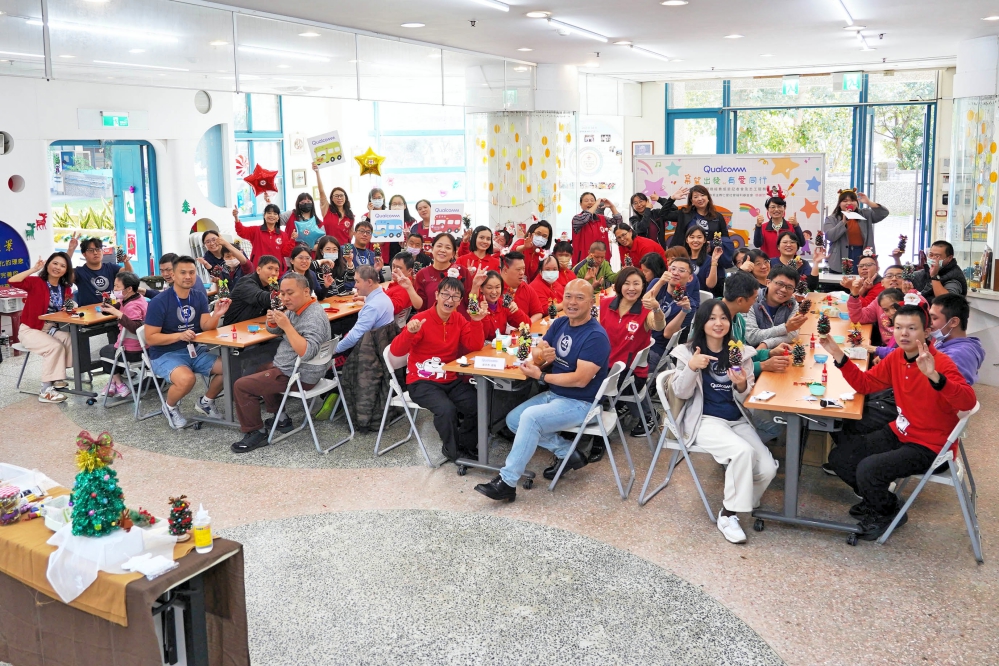 21位高通志工透過手作交流與創意表達傳遞愛與關懷的力量_新竹仁愛基金會提供_Fotor - 報新聞 Mega News 21%E4%BD%8D%E9%AB%98%E9%80%9A%E5%BF%97%E5%B7%A5%E9%80%8F%E9%81%8E%E6%89%8B%E4%BD%9C%E4%BA%A4%E6%B5%81%E8%88%87%E5%89%B5%E6%84%8F%E8%A1%A8%E9%81%94%E5%82%B3%E9%81%9E%E6%84%9B%E8%88%87%E9%97%9C%E6%87%B7%E7%9A%84%E5%8A%9B%E9%87%8F %E6%96%B0%E7%AB%B9%E4%BB%81%E6%84%9B%E5%9F%BA%E9%87%91%E6%9C%83%E6%8F%90%E4%BE%9B Fotor