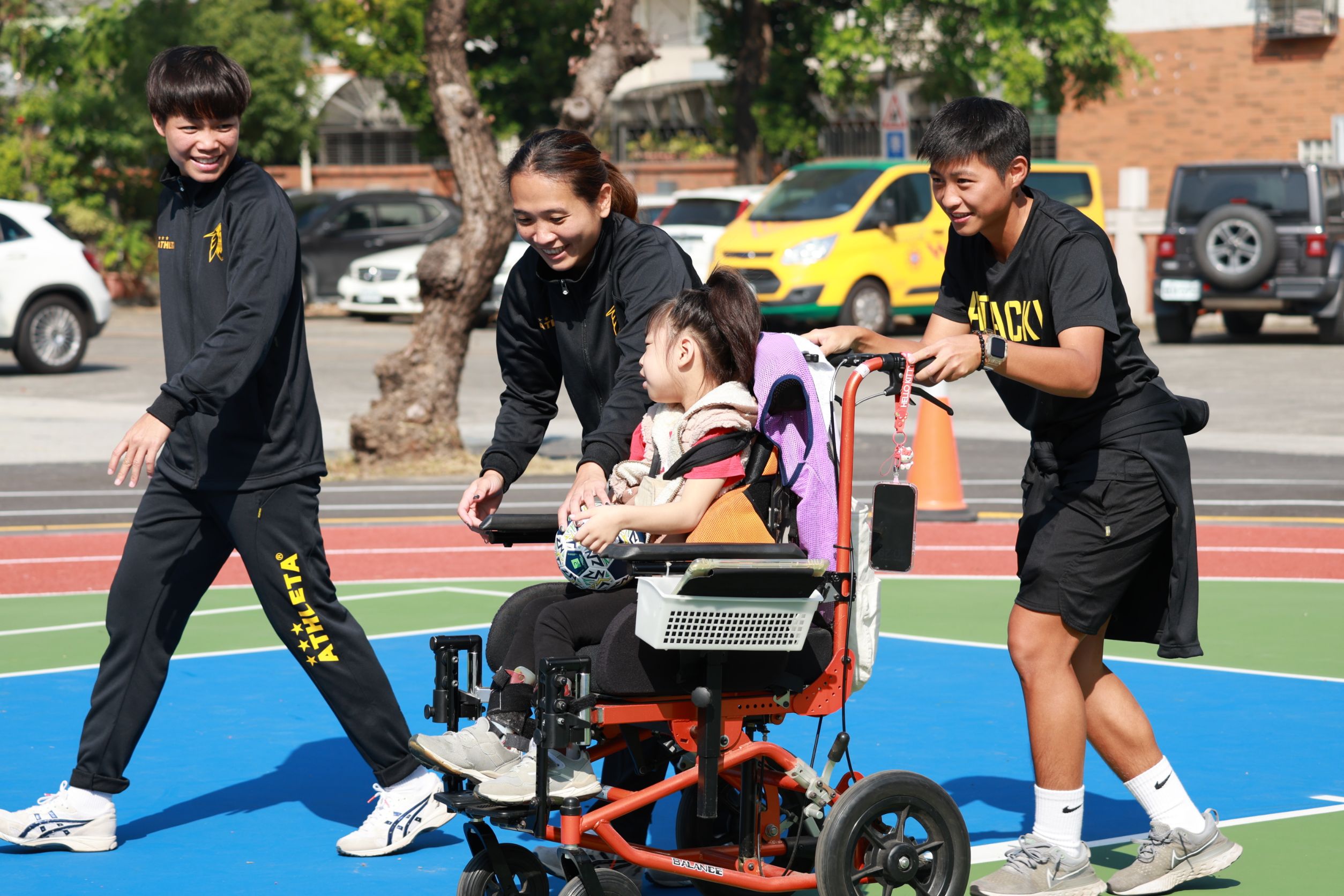 柏文深耕CSR長期投入公益 支持特教運動不中斷高雄特殊教育學校43週年校慶 先鋒男女足伴孩子歡度 10 1765291346719 1