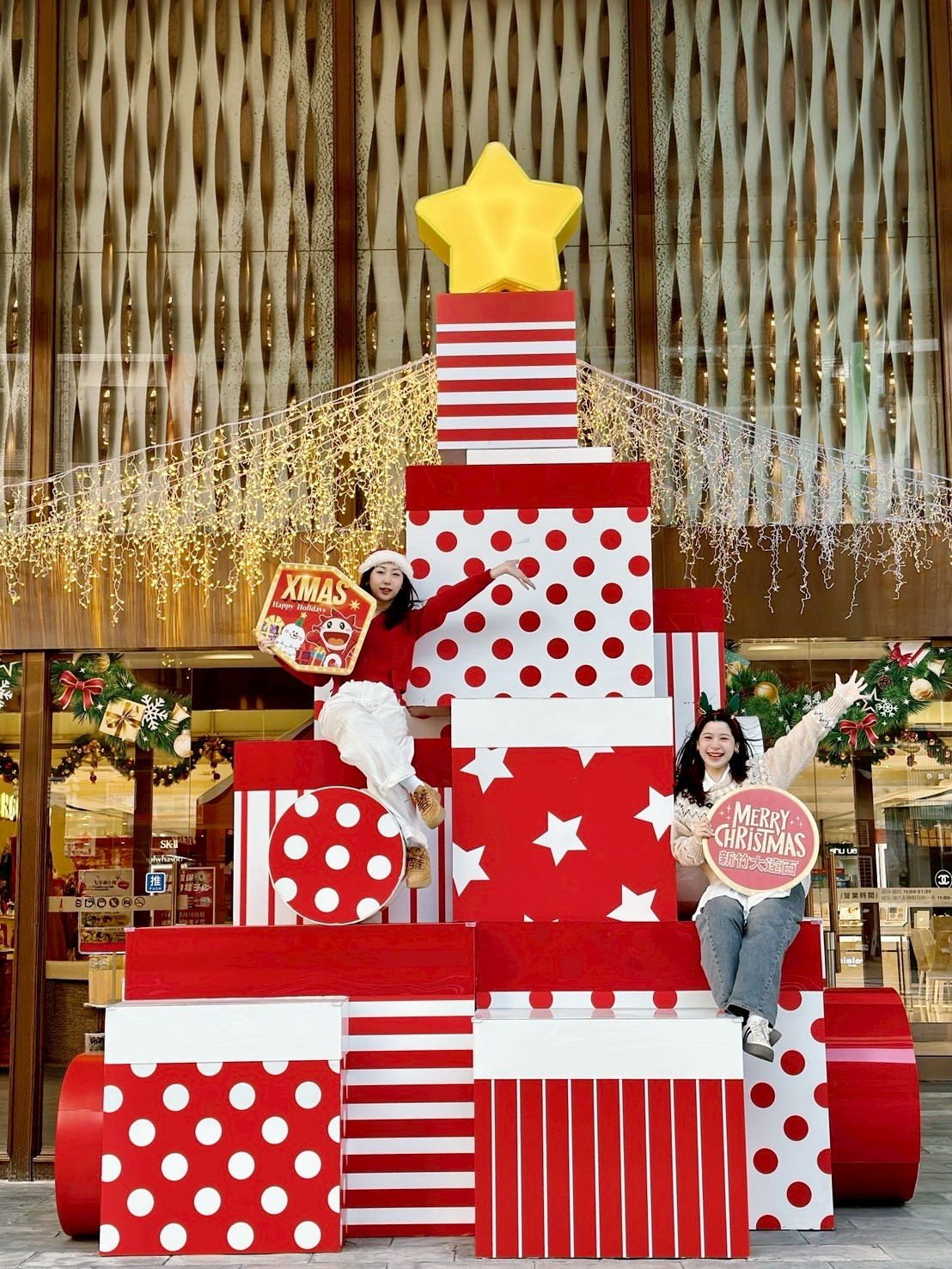 新竹大遠百巨型禮物盒陪你過聖誕 - 報新聞 Mega News %E6%96%B0%E7%AB%B9%E5%A4%A7%E9%81%A0%E7%99%BE%E5%B7%A8%E5%9E%8B%E7%A6%AE%E7%89%A9%E7%9B%92%E9%99%AA%E4%BD%A0%E9%81%8E%E8%81%96%E8%AA%95