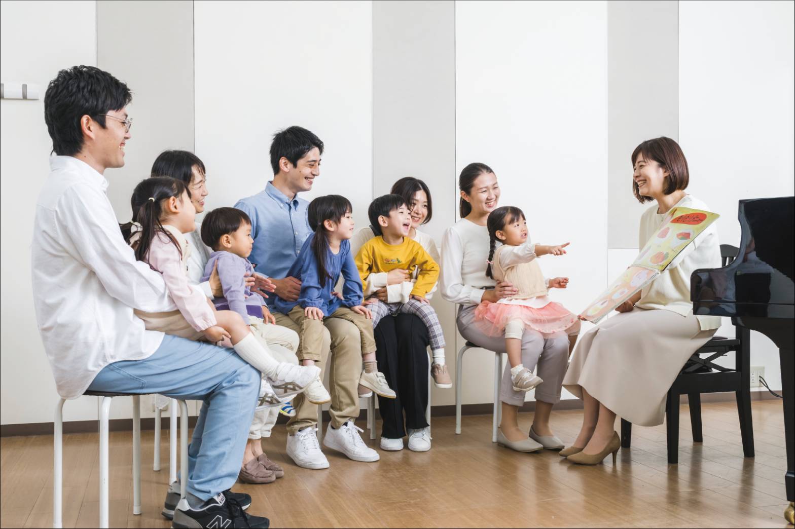 爸媽看過來!家長票選 「最愛的兒童才藝品牌」Yamaha音樂教室全新「新幼兒課程」登台囉! 8 親子陪同上課,帶領孩子從建立安全感逐步轉向自我學習。