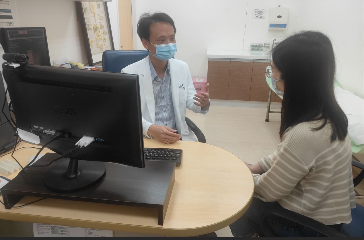 圖2蔡志奇主任與病患用客語海陸腔溝通時照片 - 報新聞 Mega News %E5%9C%962%E8%94%A1%E5%BF%97%E5%A5%87%E4%B8%BB%E4%BB%BB%E8%88%87%E7%97%85%E6%82%A3%E7%94%A8%E5%AE%A2%E8%AA%9E%E6%B5%B7%E9%99%B8%E8%85%94%E6%BA%9D%E9%80%9A%E6%99%82%E7%85%A7%E7%89%87