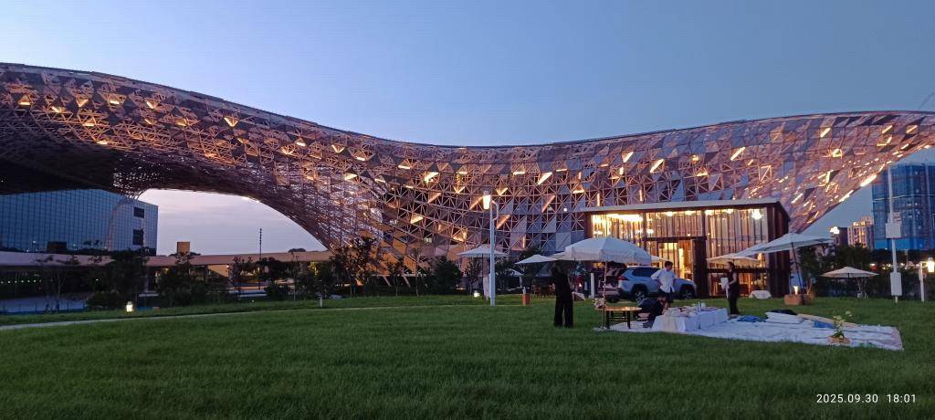 從「網紅地標」探討「城市美學治理」 台中中央公園「Funkyland」深度剖析 15 05 %E5%82%8D%E6%99%9A%E5%A4%95%E9%99%BD%E9%A4%98%E6%9A%89%E9%85%8D%E4%B8%8A%E5%8F%B0%E4%B8%AD%E5%9C%8B%E9%9A%9B%E6%9C%83%E5%B1%95%E4%B8%AD%E5%BF%83%E9%BB%9E%E7%87%88%E6%9B%B4%E6%98%AF%E4%B8%80%E7%95%AA%E7%BE%8E%E6%99%AF 0