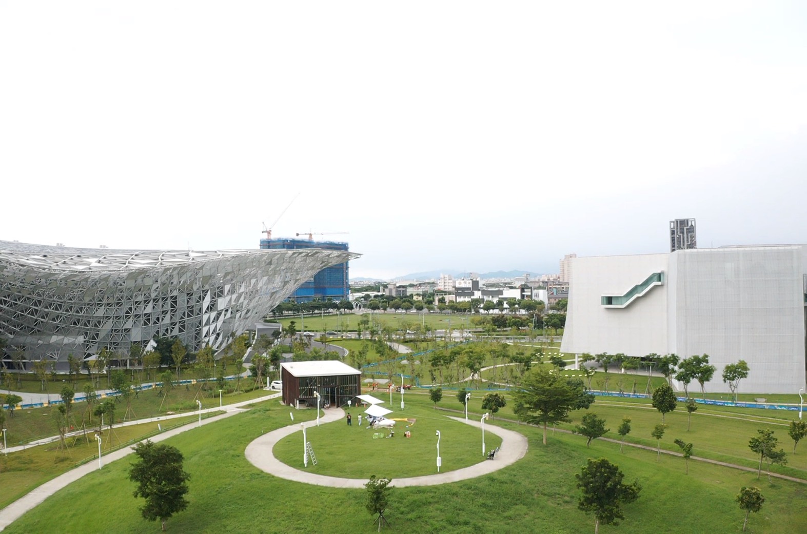 從「網紅地標」探討「城市美學治理」 台中中央公園「Funkyland」深度剖析 16 04 funkyland %E8%83%8C%E5%80%9A%E7%B6%A0%E7%BE%8E%E5%9C%96%E8%88%87%E8%87%BA%E4%B8%AD%E5%9C%8B%E9%9A%9B%E6%9C%83%E5%B1%95%E4%B8%AD%E5%BF%83%E7%9A%84%E9%96%8B%E9%97%8A%E6%99%AF%E8%87%B4 0