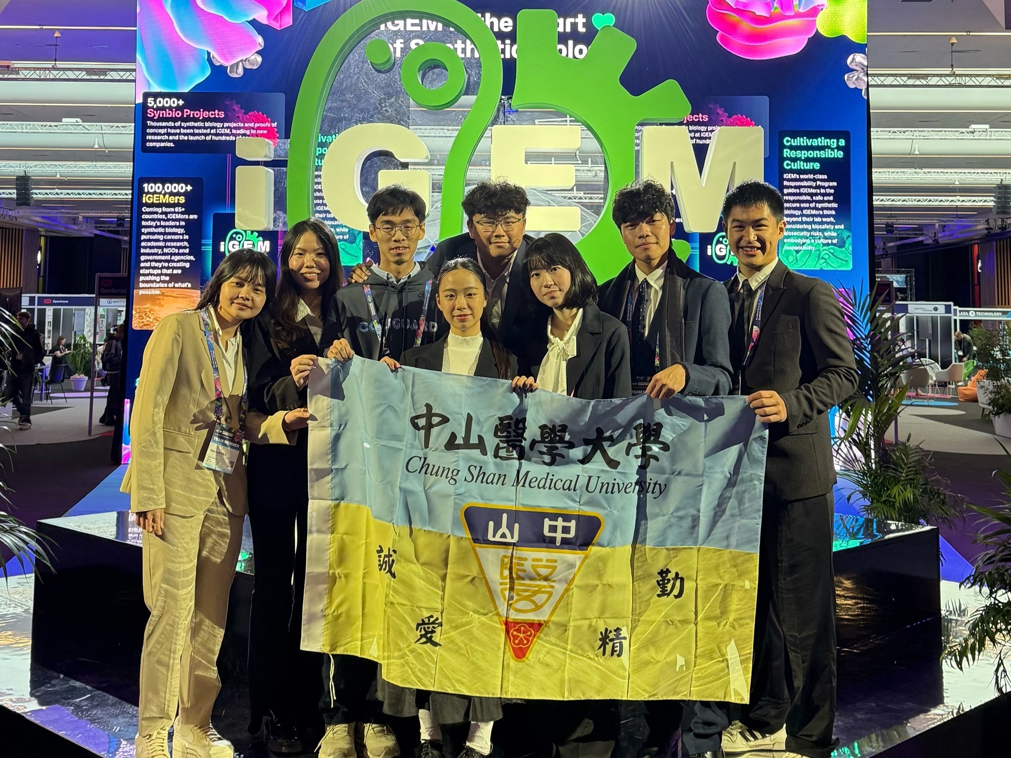 01 %E4%B8%AD%E5%B1%B1%E9%86%AB%E5%A4%A7iGEM%E5%9C%98%E9%9A%8A%E5%9C%A8%E5%B7%B4%E9%BB%8E%E5%87%A1%E7%88%BE%E8%B3%BD%E9%96%80%E5%B1%95%E8%A6%BD%E4%B8%AD%E5%BF%83%E5%90%88%E5%BD%B1