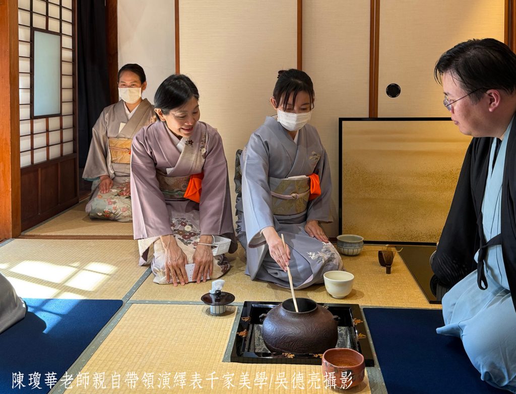 %E9%99%B3%E7%93%8A%E8%8F%AF%E8%80%81%E5%B8%AB%E8%A6%AA%E8%87%AA%E5%B8%B6%E9%A0%98%E6%BC%94%E7%B9%B9%E8%A1%A8%E5%8D%83%E5%AE%B6%E7%BE%8E%E5%AD%B8 1024x783 2