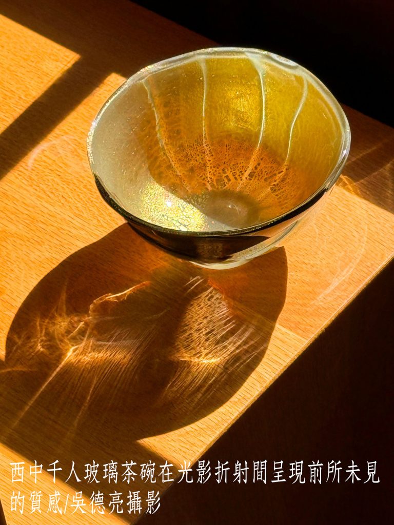 %E8%A5%BF%E4%B8%AD%E5%8D%83%E4%BA%BA%E7%8E%BB%E7%92%83%E8%8C%B6%E7%A2%97%E5%9C%A8%E5%85%89%E5%BD%B1%E6%8A%98%E5%B0%84%E9%96%93%E5%91%88%E7%8F%BE%E5%89%8D%E6%89%80%E6%9C%AA%E8%A6%8B%E7%9A%84%E8%B3%AA%E6%84%9F 768x1024 2