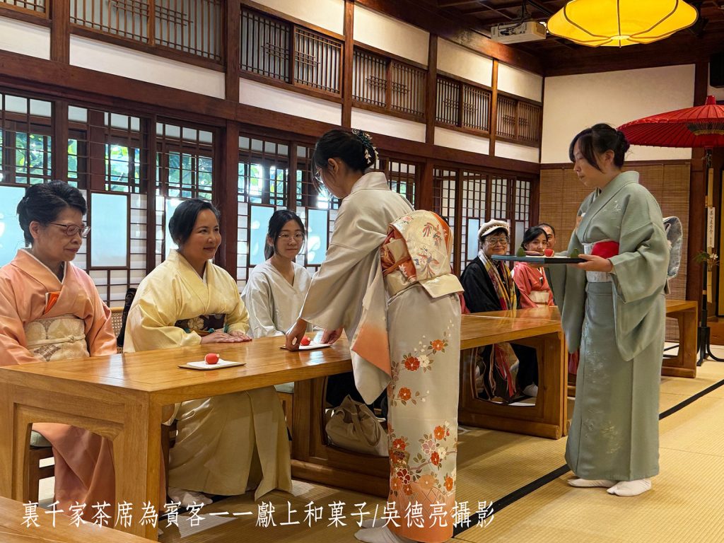 %E8%A3%8F%E5%8D%83%E5%AE%B6%E8%8C%B6%E5%B8%AD%E7%82%BA%E8%B3%93%E5%AE%A2%E4%B8%80%E7%8D%BB%E4%B8%8A%E5%92%8C%E8%8F%93%E5%AD%90 1024x768 2