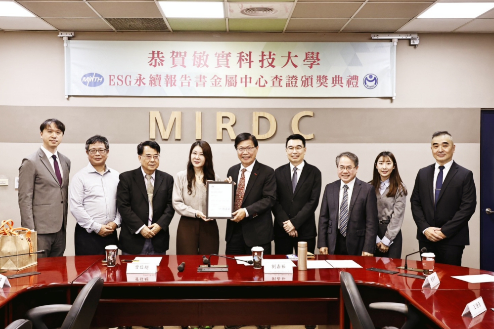 LINE ALBUM 20251212%E9%A0%92%E8%AD%89%E5%85%B8%E7%A6%AE 251212 22 0 Fotor