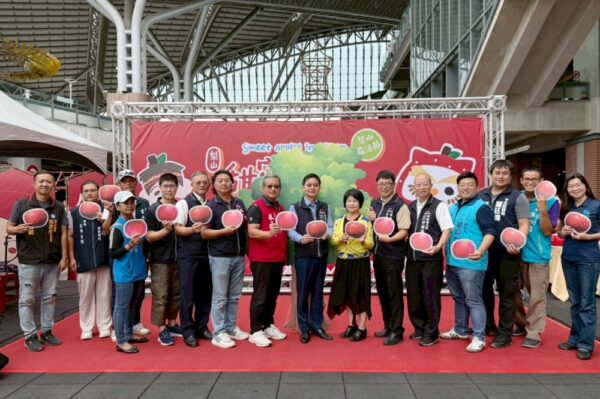 「2025 梨山森活節‧甜蜜和蘋」梨山蜜蘋果季 台中火車站快閃開跑 5 20251212202112 57 600x399 1