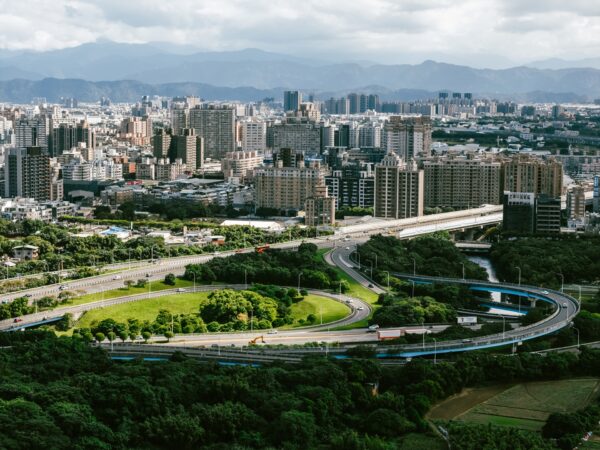 「國泰 GRAND PARK」坐落風禾公園第一排，1368坪大基地，擁有稀缺永久綠景。圖/業者提供
