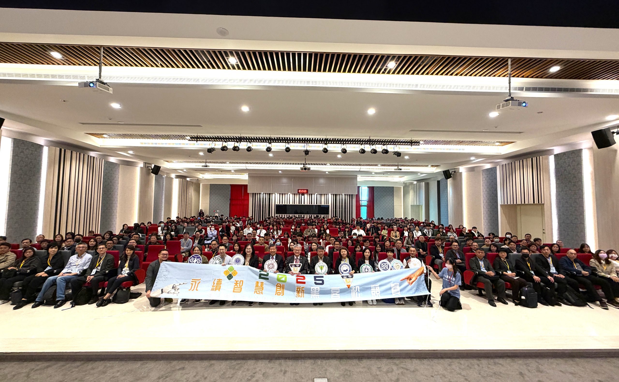 01 2025%E6%B0%B8%E7%BA%8C%E6%99%BA%E6%85%A7%E5%89%B5%E6%96%B0%E9%BB%91%E5%AE%A2%E6%9D%BE%E7%AB%B6%E8%B3%BD%E6%B1%BA%E8%B3%BD11%E6%89%80%E5%A4%A7%E5%B0%88%E6%A0%A1%E9%99%A2%E5%B8%AB%E7%94%9F%E5%8F%8A21%E5%AE%B6%E4%BC%81%E6%A5%AD%E8%88%87%E9%9D%9E%E7%87%9F%E5%88%A9%E7%B5%84%E7%B9%94%E4%BB%A3%E8%A1%A8%E9%BD%8A scaled 1