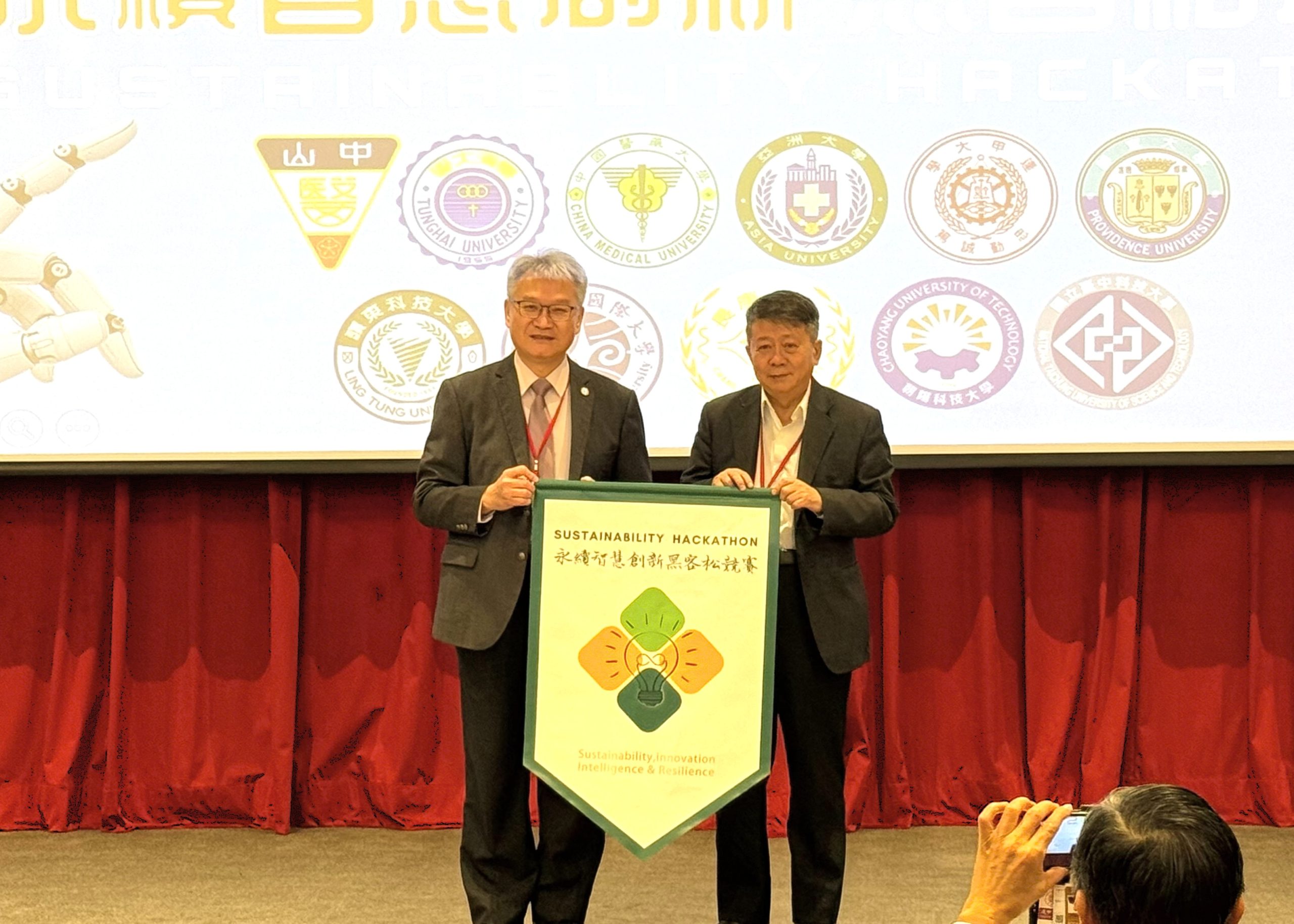 02 %E4%B8%AD%E5%B1%B1%E9%86%AB%E5%A4%A7%E6%A0%A1%E9%95%B7%E9%BB%83%E5%BB%BA%E5%AF%A7%E5%B7%A6%E5%B0%87%E7%AB%B6%E8%B3%BD%E4%B8%BB%E8%BE%A6%E6%AC%8A%E4%BA%A4%E6%A3%92%E7%B5%A6%E4%B8%AD%E5%9C%8B%E9%86%AB%E5%A4%A7%E6%B0%B8%E7%BA%8C%E9%95%B7%E6%9D%8E%E6%AD%A3%E6%B7%B3%E8%AE%93%E8%B7%A8%E6%A0%A1%E5%90%88%E4%BD%9C%E6%8C%81%E7%BA%8C%E6%B7%B1 scaled 1