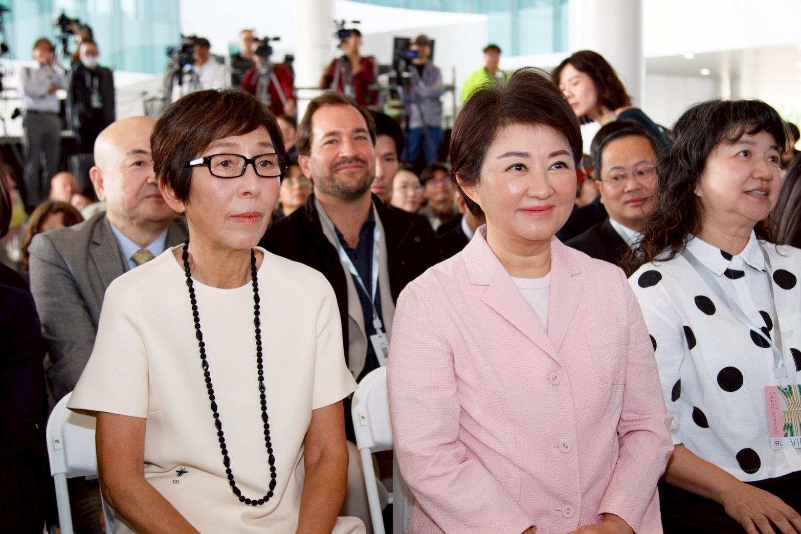 遲到數十載的文化補課? 臺中文化基石綠美圖開幕 12 %E7%9B%A7%E5%B8%82%E9%95%B7%E8%AE%9A %E7%94%A8%E5%9F%8E%E5%B8%82%E6%96%B0%E5%90%8D%E7%89%87%E9%82%81%E5%90%91%E4%B8%8B%E4%B8%80%E5%80%8B%E9%87%8C%E7%A8%8B%E7%A2%91