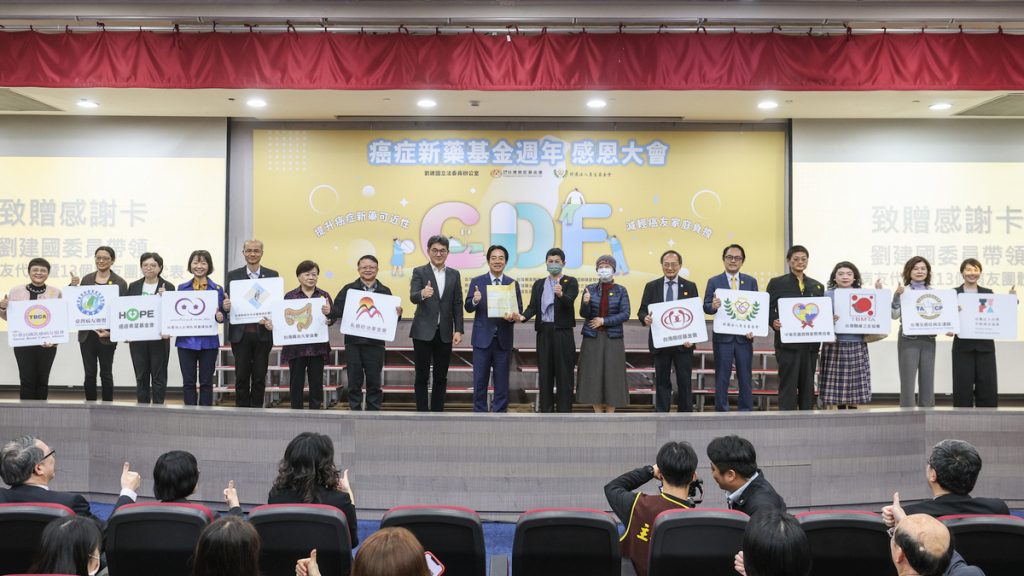 %E5%9C%966 %E5%A4%A7%E5%90%88%E7%85%A7 %E7%94%B1%E5%8A%89%E5%BB%BA%E5%9C%8B%E7%AB%8B%E5%A7%94%E5%B8%B6%E9%A0%982%E4%BD%8D%E7%97%85%E5%8F%8B%E4%BB%A3%E8%A1%A8%E5%8F%8A13%E5%80%8B%E7%97%85%E5%9C%98%E4%BB%A3%E8%A1%A8%E8%87%B4%E8%B4%88%E6%84%9F%E8%AC%9D%E5%8D%A1%E7%B5%A6%E8%B3%B4%E7%B8%BD%E7%B5%B1%E5%8F%B0%E7%81%A3%E7%99%8C 0 1024x576 1