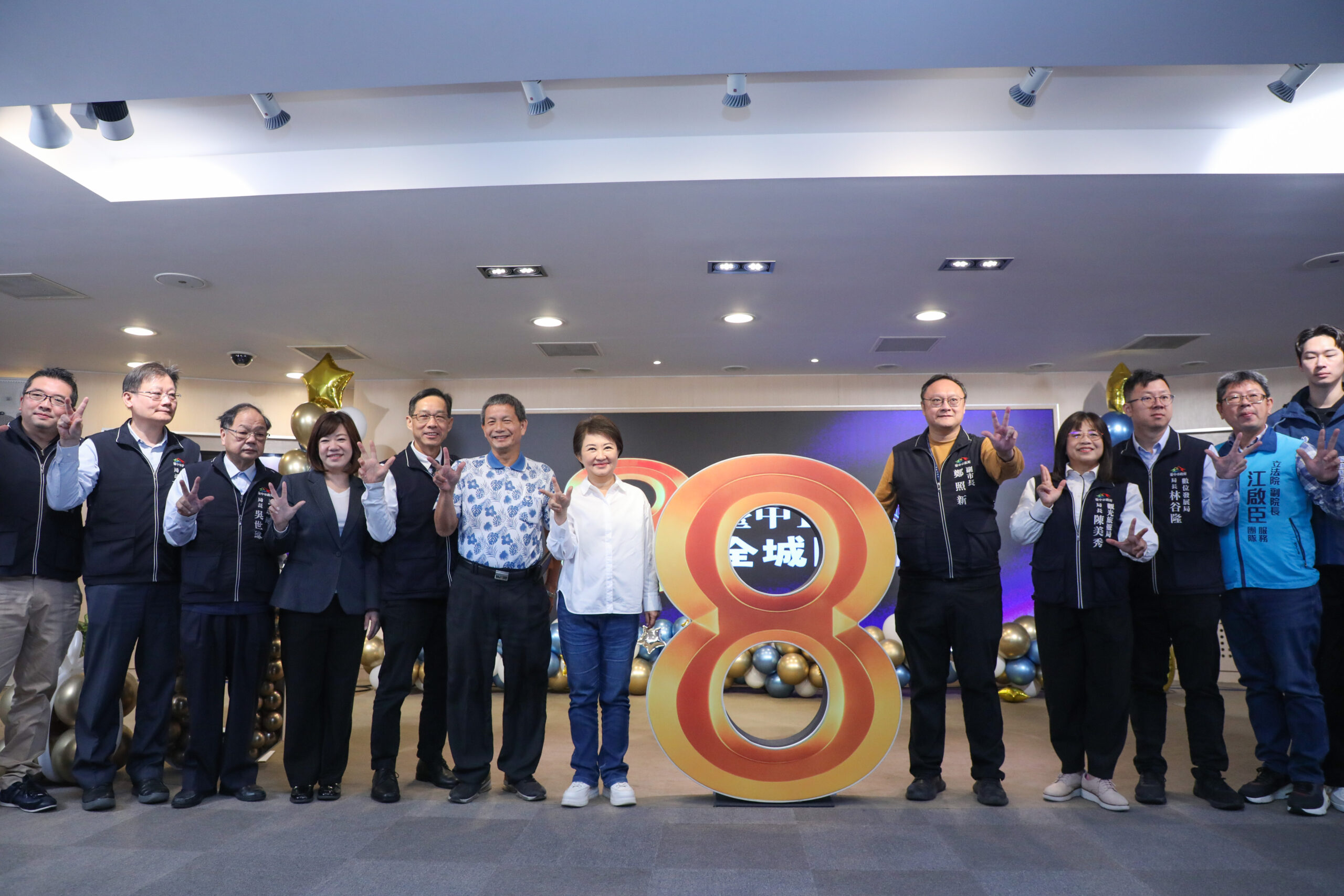 %E5%B8%82%E9%95%B7%E8%88%87%E8%B2%B4%E8%B3%93%E5%80%91%E5%90%88%E5%BD%B11 scaled