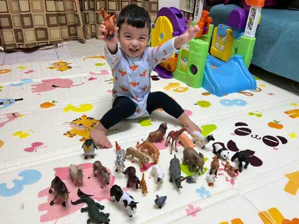 雙薪家庭比例提高，0–2 歲嬰幼兒托育需求明顯增加，家長在保母選擇與費用負擔間尋求最合適的平衡。圖/曾璟星