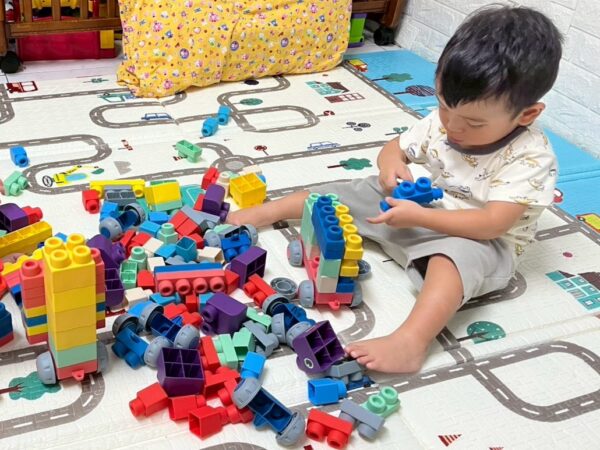 在親子互動中，適當的讚美有助於孩子建立安全感與自信，關鍵在於家長是否能清楚回應孩子的實際行為。圖/曾璟星