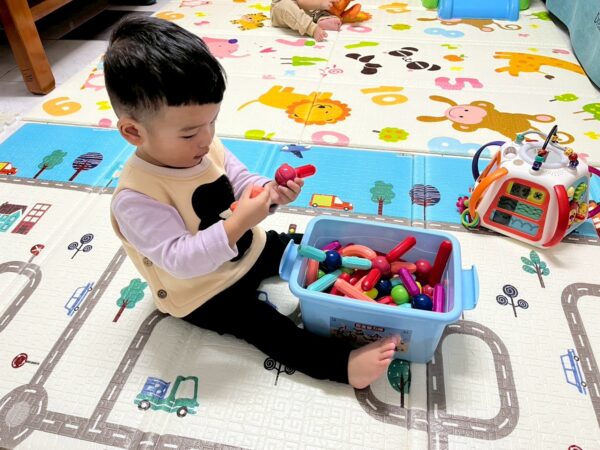 專家指出，若讚美過於籠統，孩子可能忽略努力過程，具體描述行為與投入，能讓孩子理解成功的原因。圖/曾璟星