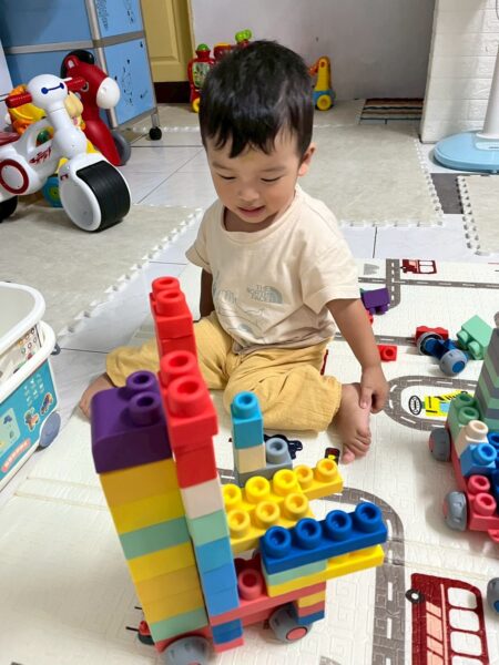 當孩子面對挫折時，家長若肯定其嘗試與調整的過程，有助於培養孩子面對失敗的耐心與韌性。圖/曾璟星