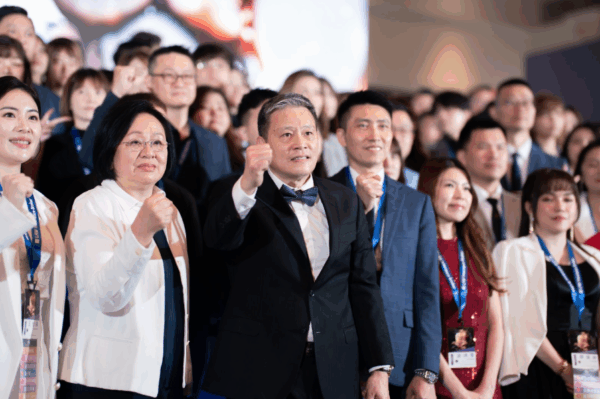 錠嵂保經創辦人毛以孝帶領團隊以藍鵲象徵的「共生、共養、共榮、分享、傳承、創新」信念前行，四十年來不曾缺席任何一場公司會議與活動，並期許錠嵂成為產業制度制定者與永續典範。