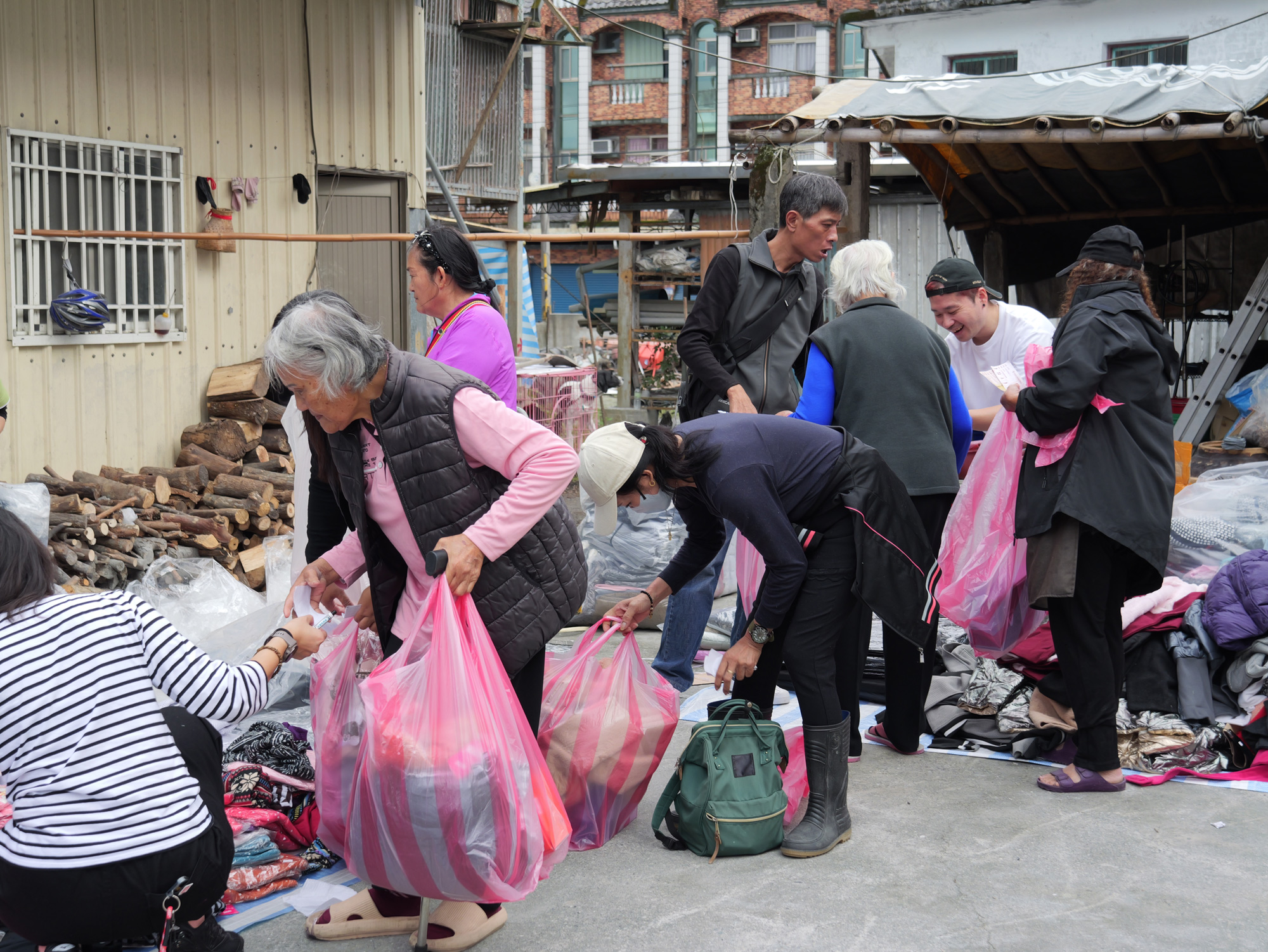 %E7%81%BD%E6%B0%91%E6%8C%91%E9%81%B8%E5%85%A8%E6%96%B0%E8%A1%A3%E7%89%A9%E8%88%87%E9%9E%8B%E6%AC%BE%E9%80%90%E6%AD%A5%E9%87%8D%E6%8B%BE%E7%81%BD%E5%BE%8C%E7%94%9F%E6%B4%BB%E7%9A%84%E5%B0%8A%E5%9A%B4%E8%88%87%E5%AE%89%E5%BF%83