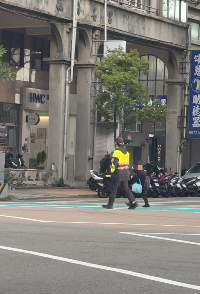 S 167051274 0 697x1024 1