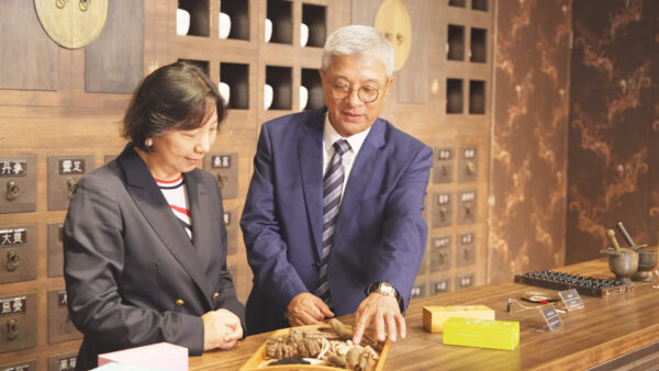 天一藥廠陳俊凱董事長（右）攜研發團隊，將 40 年中醫藥學專業與嚴謹製程，延伸至日常飲食。（圖／天記TIANCHI、天一藥廠提供）