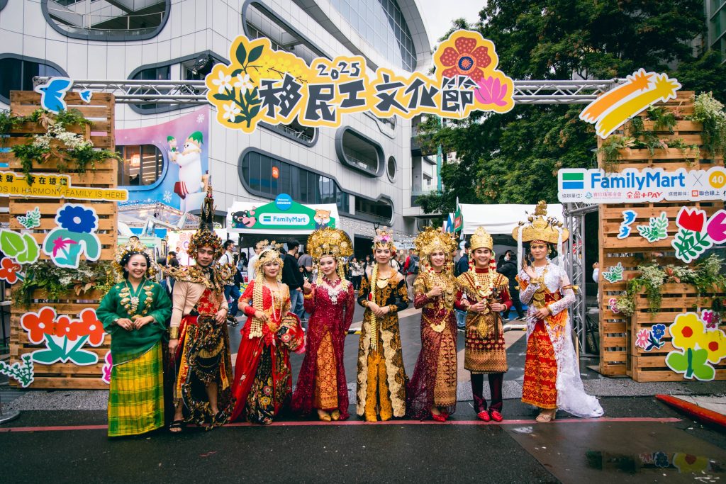 %E5%9C%963 %E7%A7%BB%E6%B0%91%E5%B7%A5%E6%96%87%E5%8C%96%E7%AF%80%E5%B8%B6%E9%A0%98%E6%B0%91%E7%9C%BE%E7%9C%8B%E8%A6%8B%E7%A7%BB%E6%B0%91%E5%B7%A5%E8%83%8C%E5%BE%8C%E7%9A%84%E5%A4%9A%E5%85%83%E8%BA%AB%E4%BB%BD%E5%88%86%E4%BA%AB%E4%B8%8D%E5%90%8C%E6%96%87%E5%8C%96%E8%88%87%E8%B7%A8%E5%9C%8B%E7%94%9F%E5%91%BD%E6%95%85%E4%BA%8B 1024x683 1