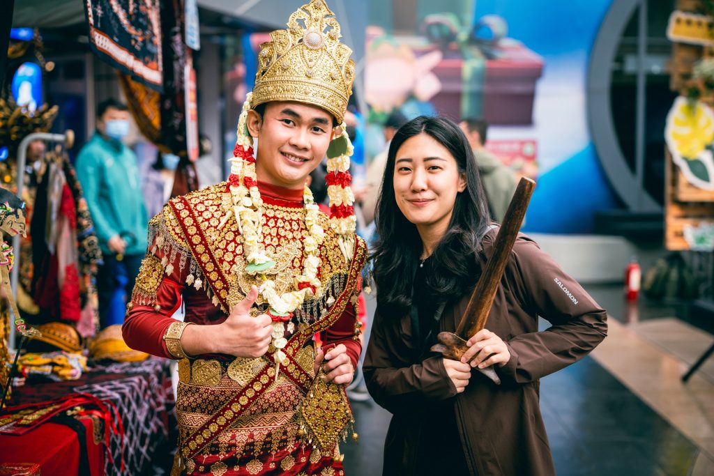 %E5%9C%9611 %E7%A7%BB%E6%B0%91%E5%B7%A5%E4%BB%A5%E8%81%B7%E4%BA%BA%E8%BA%AB%E4%BB%BD%E5%9C%A8%E6%96%87%E5%8C%96%E6%94%A4%E4%BD%8D%E5%88%86%E4%BA%AB%E5%8D%B0%E5%B0%BC%E5%82%B3%E7%B5%B1%E6%9C%8D%E9%A3%BE%E8%88%87%E8%B7%A8%E5%9C%8B%E7%94%9F%E5%91%BD%E6%95%85%E4%BA%8B 1024x683 1