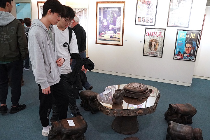 藝術與故事交織 「行.情」俞曉佩收藏展 名家齊聚中華大學藝文中心 6 20251218130709 0f052d1b