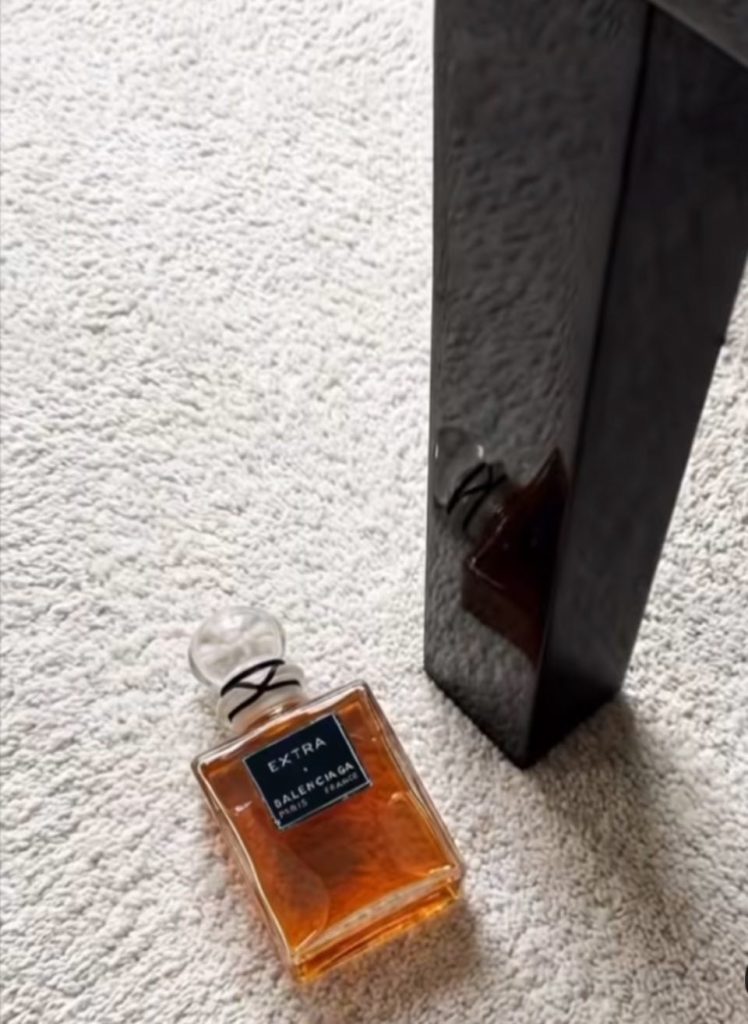 %E9%A6%99%E6%B0%B4%E6%9C%89%E8%B2%93%E8%86%A900001 748x1024 1