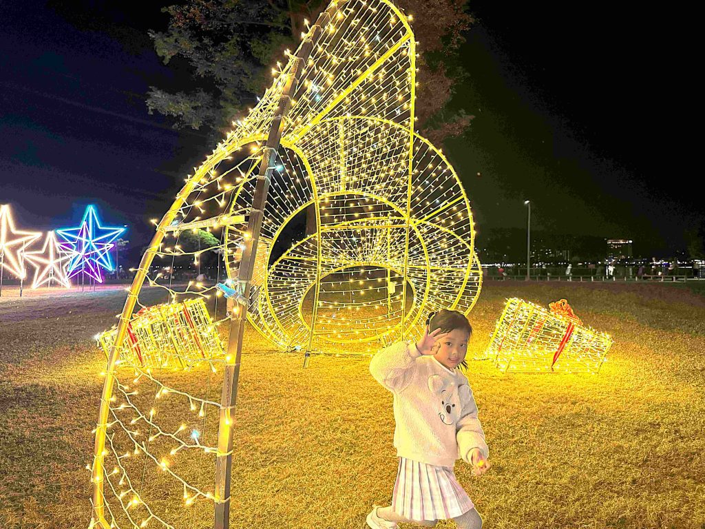 %E9%87%91%E8%89%B2%E7%A6%AE%E7%89%A9%E7%B7%9E%E5%B8%B6%E5%85%89%E9%9B%95%E9%96%83%E8%80%80%E8%8D%89%E5%9C%B0%E5%8B%BE%E5%8B%92%E6%B5%AA%E6%BC%AB%E5%86%AC%E5%A4%9C 1 1024x768 1