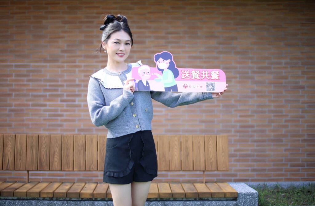 圖：「蜜雪」受邀擔任紅心字會寒冬送暖「永飽安康」公益大使，為獨居長者募集營養餐食及保暖物資。照片提供：紅心字會