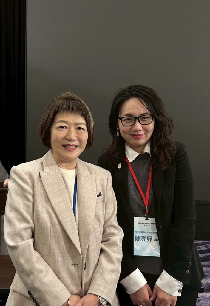 S 130351137 704x1024 1