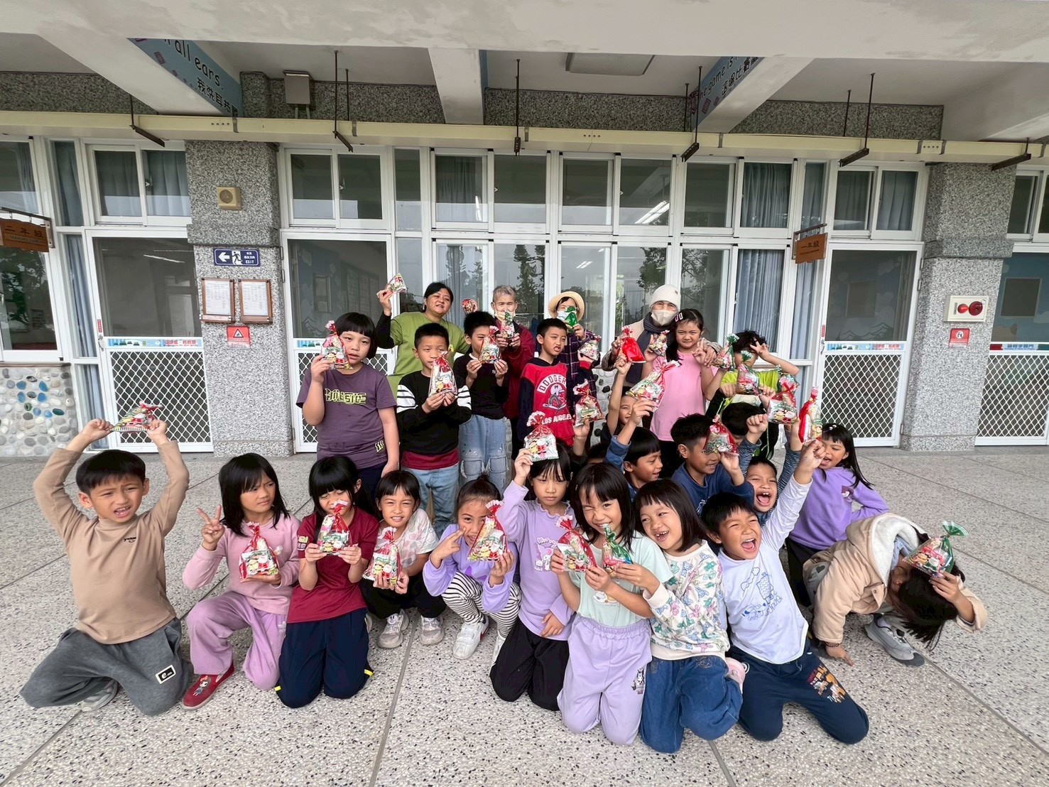 %E9%96%80%E8%AB%BE%E5%9F%BA%E9%87%91%E6%9C%83%E6%96%B0%E5%9F%8E%E8%80%81%E5%B9%BC%E5%85%B1%E5%AD%B8%E8%81%96%E8%AA%95%E6%B4%BB%E5%8B%95%E9%95%B7%E8%BC%A9%E8%88%87%E5%AD%A9%E5%AD%90%E5%80%91%E7%95%99%E4%B8%8B%E6%BA%AB%E9%A6%A8%E5%90%88%E5%BD%B1%E5%AE%9A%E6%A0%BC%E4%B8%96%E4%BB%A3%E4%BA%A4%E6%B5%81%E7%9A%84%E7%BE%8E%E5%A5%BD%E6%99%82%E5%88%BB