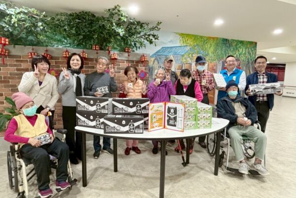 戴錫欽暖心送愛 辦公室主任訪紅心字會為長輩送暖補充營養 4 20251225202107 32 600x401 1