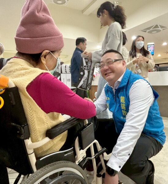 戴錫欽暖心送愛 辦公室主任訪紅心字會為長輩送暖補充營養 5 20251225202055 17 548x600 1