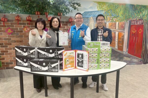 戴錫欽暖心送愛 辦公室主任訪紅心字會為長輩送暖補充營養 6 20251225202036 45 600x401 1